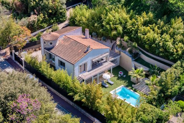 Une villa d’exception à Montfleury, entièrement rénovée, offrant luxe, sérénité et art de vivre méditerranéen à quelques pas de la Croisette.