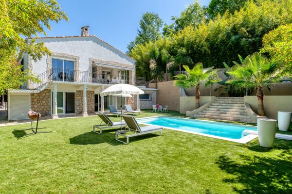 Une villa d’exception à Montfleury, entièrement rénovée, offrant luxe, sérénité et art de vivre méditerranéen à quelques pas de la Croisette.