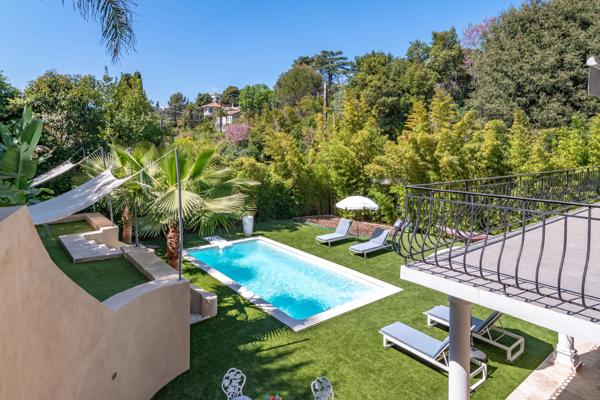 Une villa d’exception à Montfleury, entièrement rénovée, offrant luxe, sérénité et art de vivre méditerranéen à quelques pas de la Croisette.