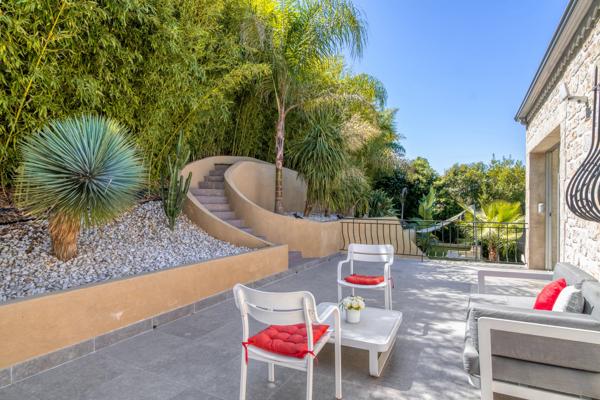 Une villa d’exception à Montfleury, entièrement rénovée, offrant luxe, sérénité et art de vivre méditerranéen à quelques pas de la Croisette.