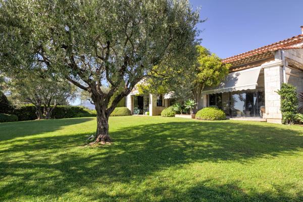 Villa provençale avec piscine et jardin paysager