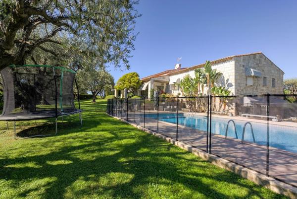 Villa provençale avec piscine et jardin paysager