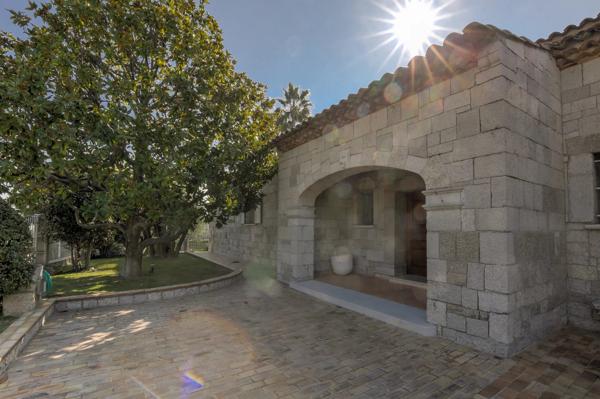 Villa provençale avec piscine et jardin paysager