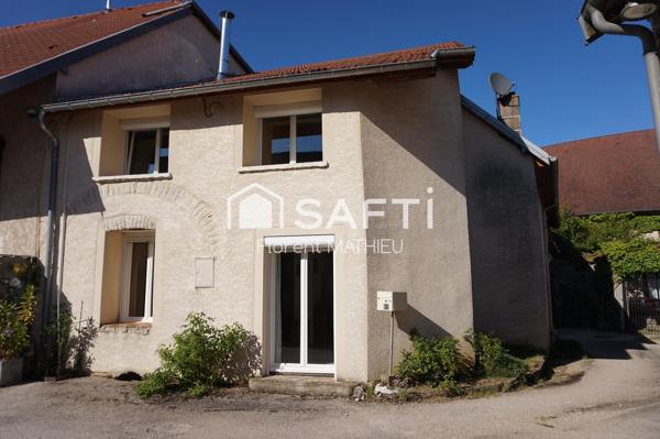 Maison de village au calme de 142 m² totalement rénovée en 2001 avec 3 chambres.