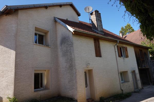 Maison de village au calme de 142 m² totalement rénovée en 2001 avec 3 chambres.