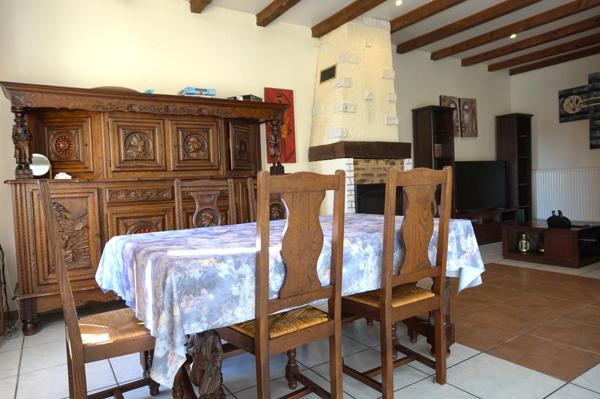 Maison de village au calme de 142 m² totalement rénovée en 2001 avec 3 chambres.