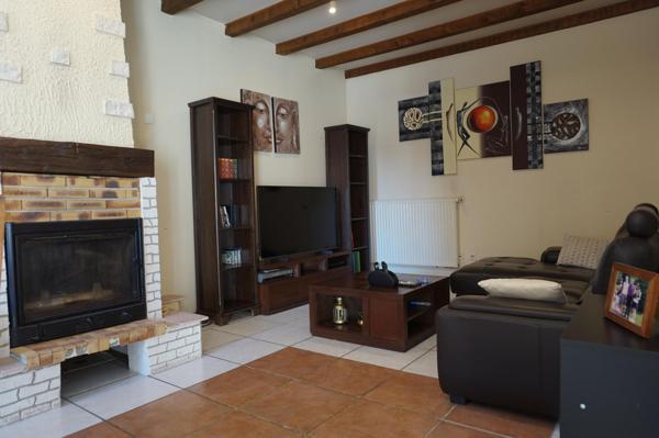 Maison de village au calme de 142 m² totalement rénovée en 2001 avec 3 chambres.