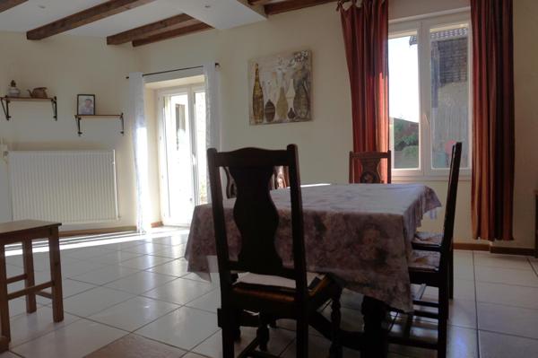 Maison de village au calme de 142 m² totalement rénovée en 2001 avec 3 chambres.