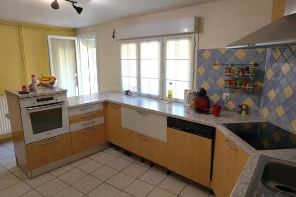 Maison de village au calme de 142 m² totalement rénovée en 2001 avec 3 chambres.