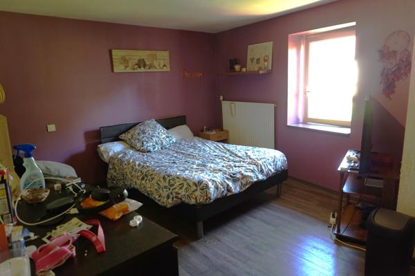 Maison de village au calme de 142 m² totalement rénovée en 2001 avec 3 chambres.