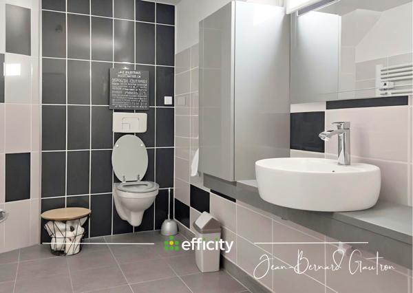 Local Commercial
         32 pièces
        - 1056 m² Exclusivité 546 000 € *
