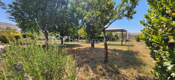 SAINT PALAIS SUR MER :
Secteur Calme.
A quelques minutes des commerces, écoles et de ses plages.
Terrain arboré constructible d'environ 500 m2 clos avec portail.
A votre disposition pour tout renseignement complémentaire au 06.14.04.55.39