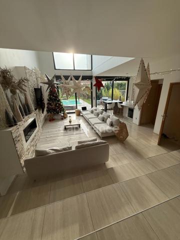 Maison d'exception avec piscine à vendre de 11 pièces GROSLAY (95)