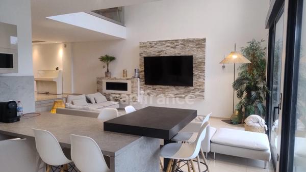 Maison d'exception avec piscine à vendre de 11 pièces GROSLAY (95)