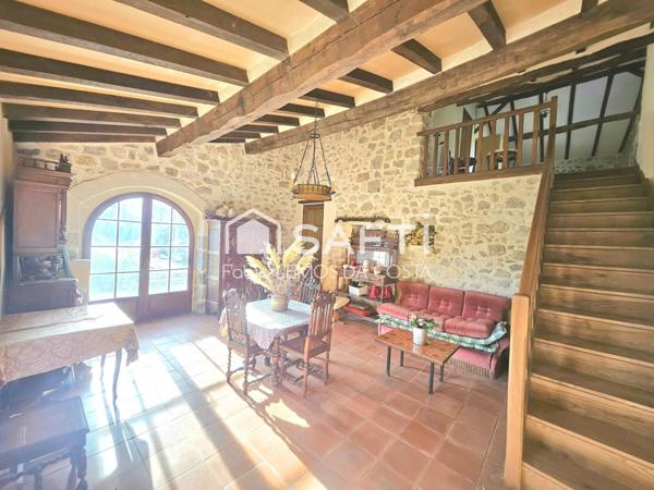 BÂTISSE PIERRE SUR PROPRIÉTÉ PRIVÉE DE 14 HECTARES