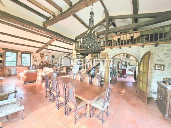 BÂTISSE PIERRE SUR PROPRIÉTÉ PRIVÉE DE 14 HECTARES