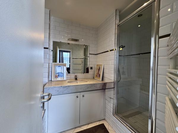 Appartement
         6 pièces
        - 155 m² Bien prestige 1 655 000 € *
