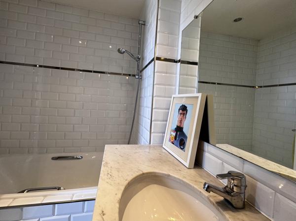 Appartement
         6 pièces
        - 155 m² Bien prestige 1 655 000 € *