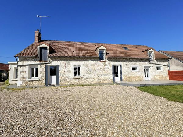 CHARMANTE LONGERE RENOVEE AVEC 4 CHAMBRES ET DEPENDANCES