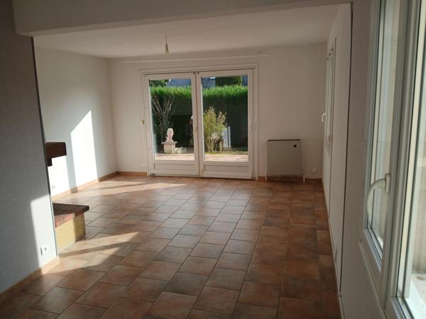 Huest, dans village au calme avec écoles et transports scolaires, belle maison 4 chambres sur sous sol