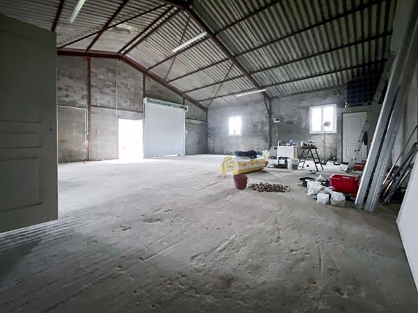 Entrepôt Saint Agnant 130 m2 et stationnement