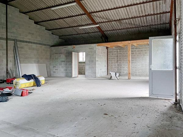 Entrepôt Saint Agnant 130 m2 et stationnement