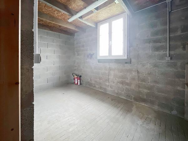 Entrepôt Saint Agnant 130 m2 et stationnement