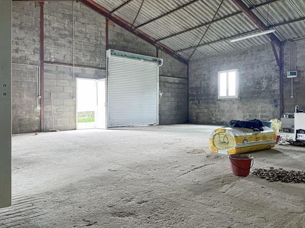 Entrepôt Saint Agnant 130 m2 et stationnement