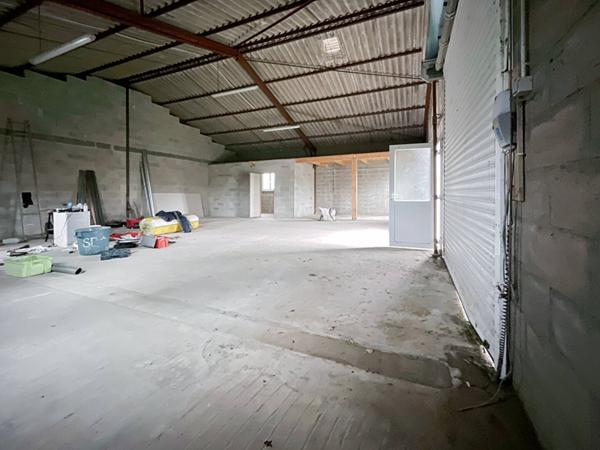 Entrepôt Saint Agnant 130 m2 et stationnement