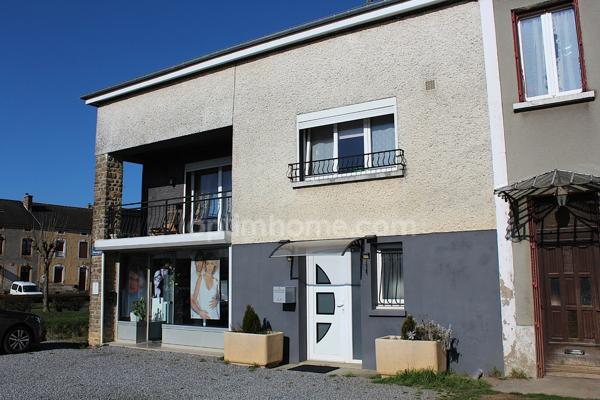 Maison de caractère avec espaces modulables : habitation + activité professionnelle ou garage, beau jardin cosy et vaste grenier – Proche Belgique