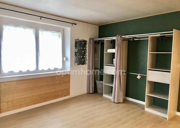 Maison de caractère avec espaces modulables : habitation + activité professionnelle ou garage, beau jardin cosy et vaste grenier – Proche Belgique