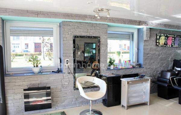 Maison de caractère avec espaces modulables : habitation + activité professionnelle ou garage, beau jardin cosy et vaste grenier – Proche Belgique