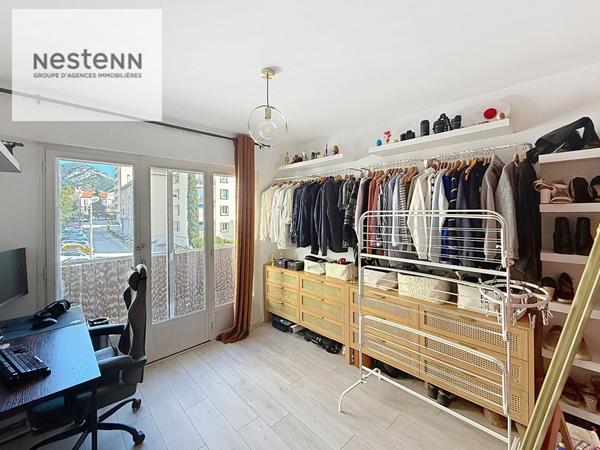 À vendre : Appartement lumineux 4 pièces à Toulon - St Roch -Garage.