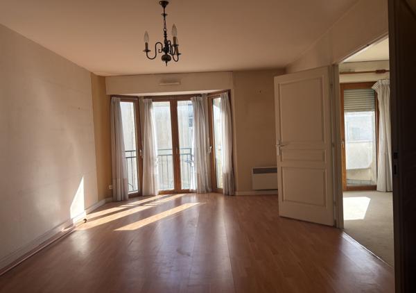 Appartement T5 de 110 m² avec balcons et garages dans une résidence de standing