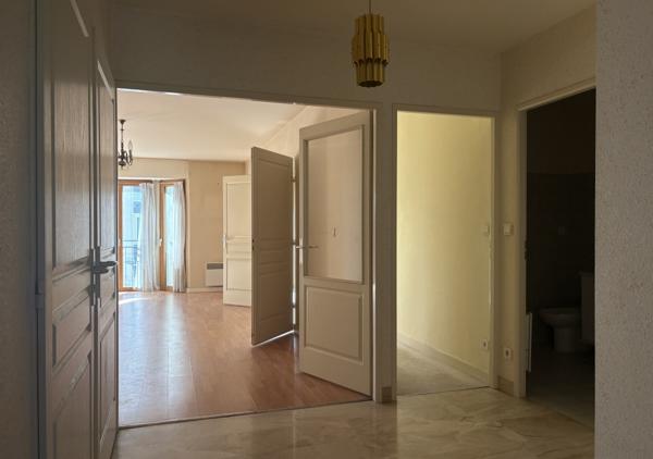 Appartement T5 de 110 m² avec balcons et garages dans une résidence de standing