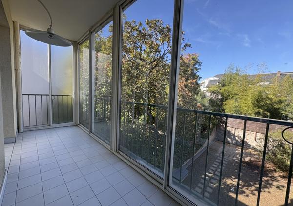 Appartement T5 de 110 m² avec balcons et garages dans une résidence de standing