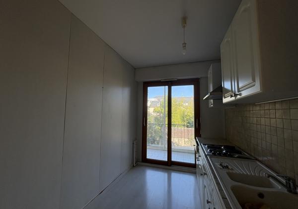 Appartement T5 de 110 m² avec balcons et garages dans une résidence de standing