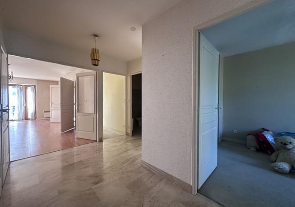 Appartement T5 de 110 m² avec balcons et garages dans une résidence de standing