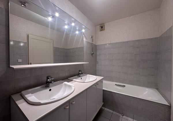 Appartement T5 de 110 m² avec balcons et garages dans une résidence de standing