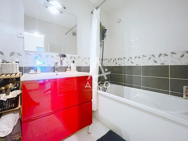UN APPARTEMENT LUMINEUX, FONCTIONNEL ET SOIGNEUSEMENT AGENCÉ AVEC GARAGE