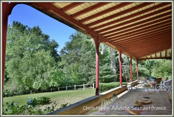 Immense maison de Maître avec sa maison d'amis et ses dépendances sur parc de 8 HA sur Bergerac