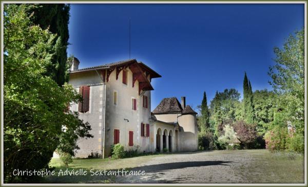 Immense maison de Maître avec sa maison d'amis et ses dépendances sur parc de 8 HA sur Bergerac