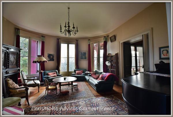 Immense maison de Maître avec sa maison d'amis et ses dépendances sur parc de 8 HA sur Bergerac