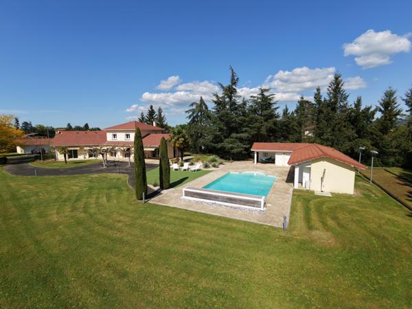 Montrond-les-Bains (42210) Maison contemporaine de 239m2 sur 4670m2 de terrain avec piscine