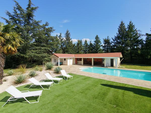 Montrond-les-Bains (42210) Maison contemporaine de 239m2 sur 4670m2 de terrain avec piscine