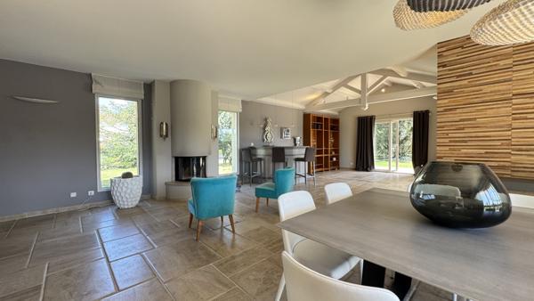 Montrond-les-Bains (42210) Maison contemporaine de 239m2 sur 4670m2 de terrain avec piscine