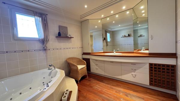 Montrond-les-Bains (42210) Maison contemporaine de 239m2 sur 4670m2 de terrain avec piscine