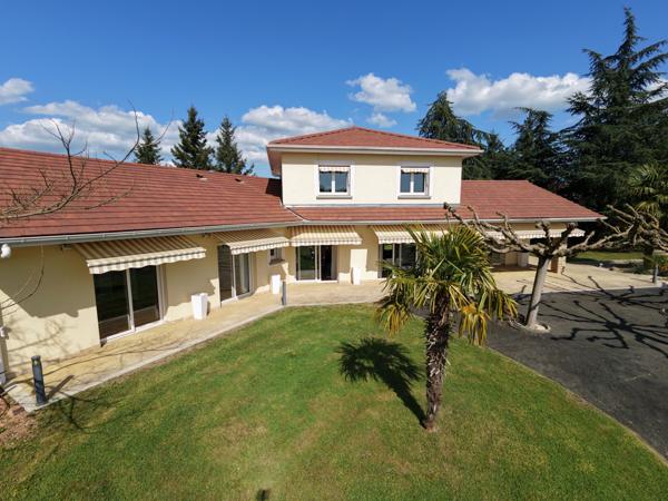 Montrond-les-Bains (42210) Maison contemporaine de 239m2 sur 4670m2 de terrain avec piscine
