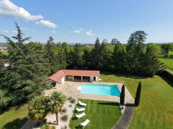 Montrond-les-Bains (42210) Maison contemporaine de 239m2 sur 4670m2 de terrain avec piscine