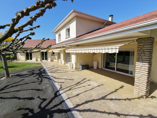 Montrond-les-Bains (42210) Maison contemporaine de 239m2 sur 4670m2 de terrain avec piscine